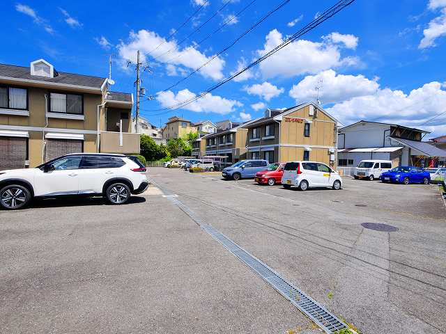 エクレール平城Aの駐車場