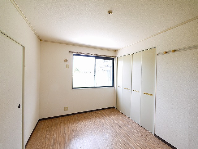 エクレール平城Aの寝室|開放的な寝室です