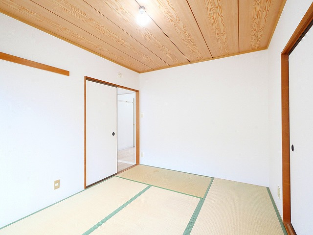 エクレール平城Aの和室|落ち着いた雰囲気の和室付きです