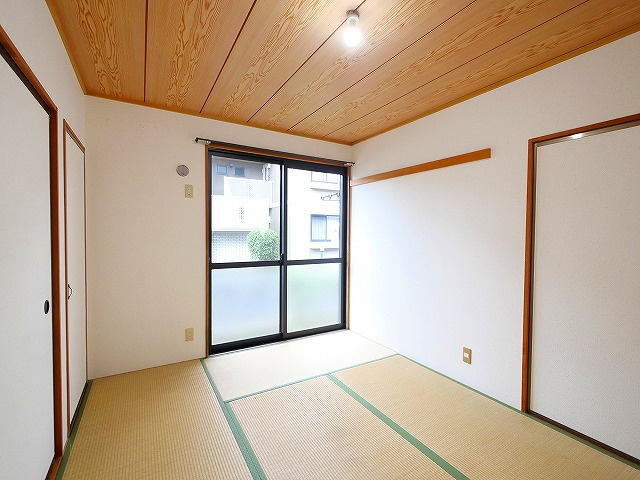 エクレール平城Aの和室|明るい和室です