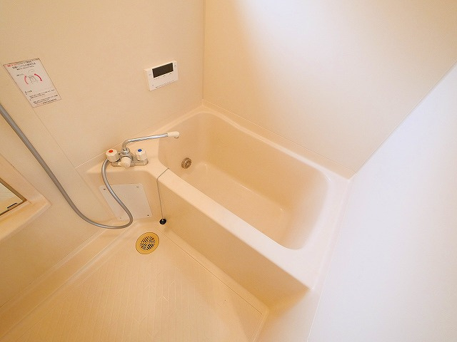 エクレール平城Aの浴室|きれいなお風呂です