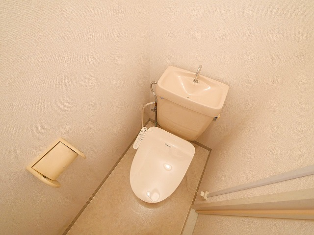エクレール平城Aのトイレ|落ち着いた色調のトイレです