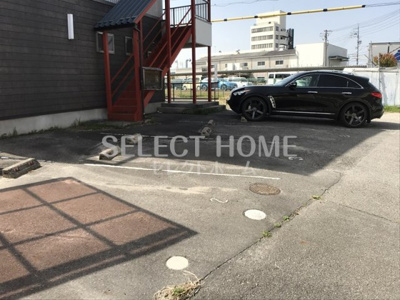 【駐車場】 | ウッドハウス | 駐車場に車を止められます