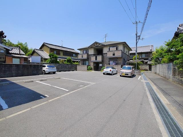 カクタス　フローラB棟の駐車場|駐車場に車を止められます