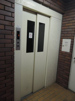 【その他共用部分】 | お買い物時やベビーカーの出し入れに便利なエレベーター付です。