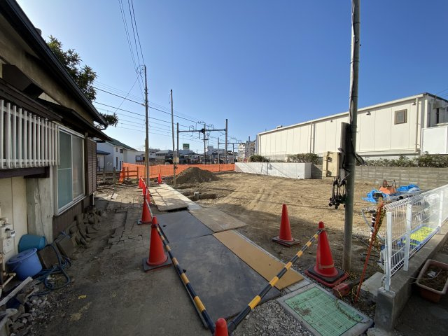 西谷駅から平坦、徒歩７分。全棟ＬＤＫ１５帖以上、南向きにつき陽当り良好♪保土ヶ谷区西谷町　全３棟新築戸建ての前面道路含む現地写真
