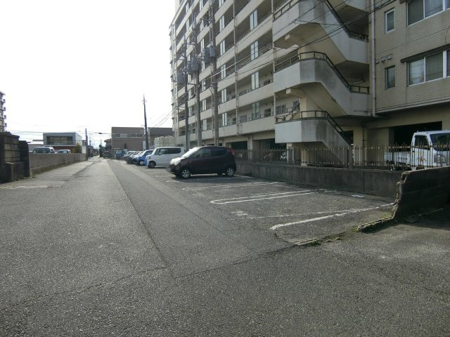アルビヨン錦の駐車場