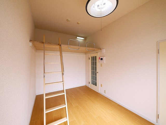 グランデ高天の内装|明るい洋室です
