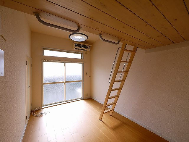 グランデ高天の寝室|明るい洋室です