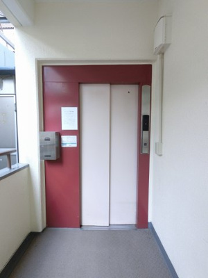 【その他共用部分】 | パークサイド反町 | お買い物時やベビーカーの出し入れに便利なエレベーター付です。