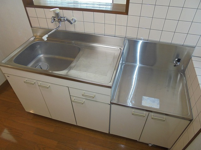 クリスタルハイツのキッチン|コンパクトなキッチンで掃除もラクラク