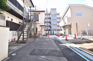 【前面道路含む現地写真】 | 近くにはドラックストアや郵便局やコンビニエンスストアなどがあり、急なお買い物に安心♪