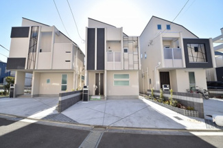 【外観】 | 南のワイドな開口部がもたらす明るい団欒空間が魅力の物件！
モノクロでシックなデザインが素敵なお家♪