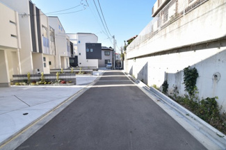 【前面道路含む現地写真】 | 近くにはコンビニエンスストアやドラックストアなど便利な施設がたくさん！
急なお買い物も安心♪