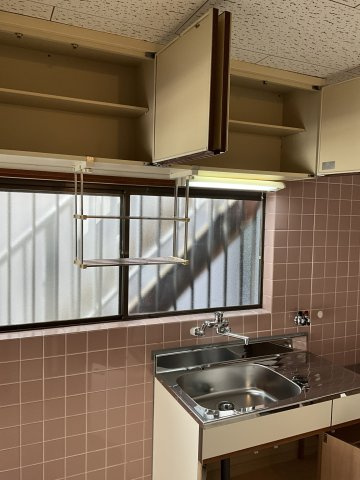 【キッチン】 | 流し台上部に収納スペースがありますので、食器類が少ない方は、食器棚は不要です。