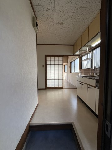 【キッチン】 | キッチンの床も貼替をしており、清潔感があります。