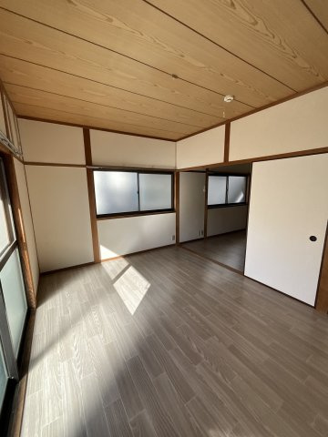 【居間・リビング】 | 奥の洋室は、寝室としても、リビングとしてもご利用いただけます。