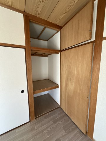 【収納】 | 収納は２カ所あります。天井高まで収納スペースがあります。