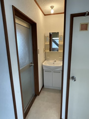 【独立洗面台】 | 独立洗面台があり。洗面や身支度にご活用ください。