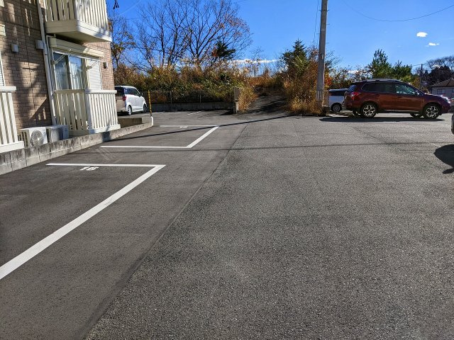 ロイヤルヒルズ富岡の駐車場|カースペースがあります