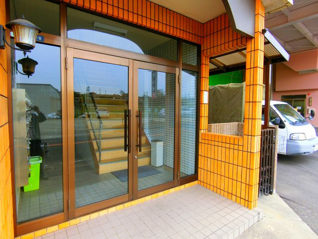 ロイヤルハイツ川西のエントランス