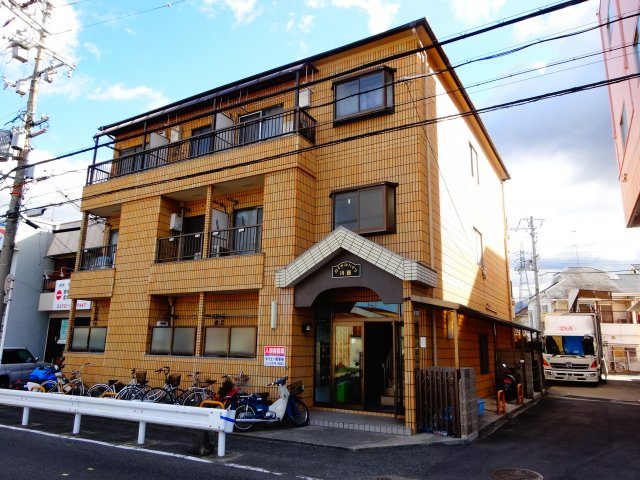 ロイヤルハイツ川西のエントランス