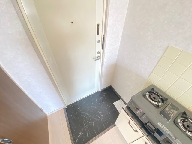 ロイヤルハイツ川西の玄関