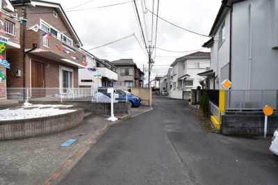 【前面道路含む現地写真】 | 東村山市秋津町4丁目　中古戸建　 | 前面道路は閑静な住宅地の通りとなるため、車通りは多くありません。 安心して車庫入れ可能。