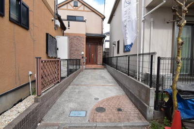【駐車場】 | 昭島市武蔵野二丁目　中古戸建 | 玄関前の駐車スペースは買い物帰りで荷物が多くても楽ですね。前面道路も広いので車庫入れもしやすいです。