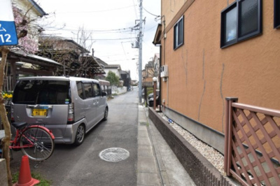 【前面道路含む現地写真】 | 昭島市武蔵野二丁目　中古戸建 | 前面道路は閑静な住宅地の通りとなるため、車通りは多くありません。 安心して車庫入れ可能。