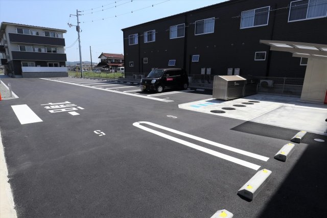 アネシス寺家A・B　A棟の駐車場
