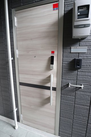 アネシス寺家A・B　A棟のエントランス