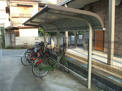 【その他共用部分】 | ボナール新町 | 屋根付きの駐輪場があるので雨が降っても大切な自転車が濡れません☆自転車はちょっとした移動手段に便利ですよね！
