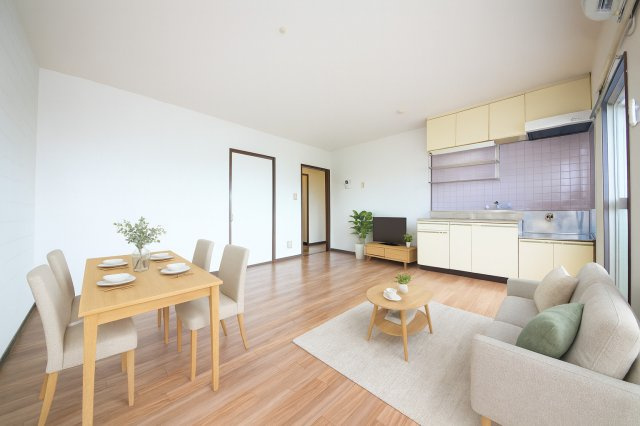 ロイヤルリリーフM&Sの居間・リビング|バーチャルステージングの写真となります。家具家電等は付帯しません。参考にご覧くださいませ。