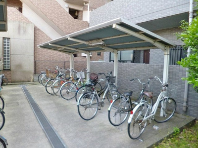 【その他共用部分】 | リヴィエール向ヶ丘 | 屋根付きの駐輪場で雨が降っても大切な自転車が濡れなくてすみますね♪荷物が重いときに自転車があれば助かりますね！