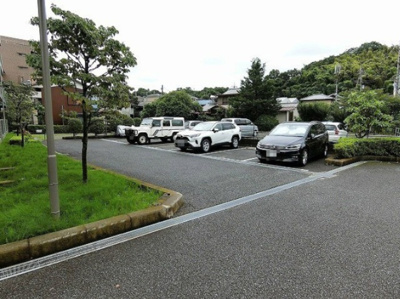 【駐車場】 | リヴィエール向ヶ丘 | いつでも目の届く敷地内に駐車場があります♪お車をお持ちのファミリーさんにオススメです☆