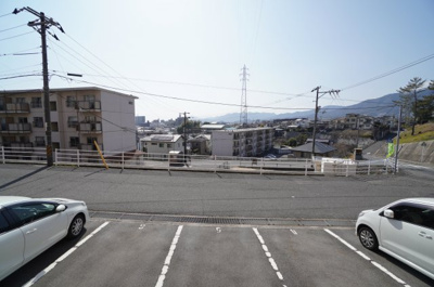 【展望】 | ライオンズヒルズ皆賀 | 【四季を感じる】
四季の移ろい・爽やかな青空や風を感じられ
自然を愉しめるパノラマビュー。
毎日の暮らしに余裕を感じさせてくれる、
遮る物の無い開放的な眺望を是非、ご堪能ください。
