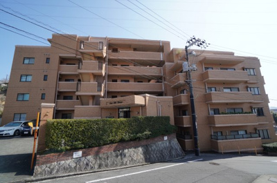 【外観】 | ライオンズヒルズ皆賀 | 【耐震性】
耐震性の高さを判断するポイントは、
建築確認申請日が1981年6月1日以降の
新耐震基準に適合しているかどうか。
震度６程度の大地震でも
建物が崩壊しないレベルが基準になりました。