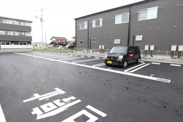 アネシス寺家A・B　B棟の駐車場