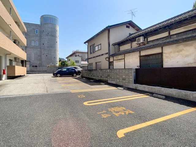 ローザス秋月の駐車場