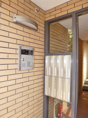 【エントランス】 | ベルヴィル新ゆり | 防犯対策に有効なオートロック付きのエントランスです！一人暮らしの方も安心ですね♪