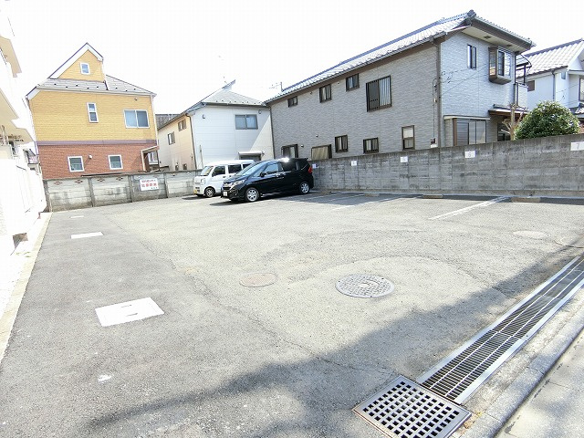 メゾン山王林の駐車場
