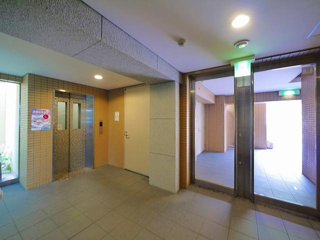 EXCELENTE FABRICA（エクセレント　ファブリカ）のエントランス|清潔なエントランスです