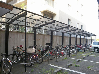 【その他共用部分】 | ベルテ都筑 | 屋根付きの駐輪場で雨が降っても大切な自転車が濡れなくてすみますね♪駅から自転車もおすすめです！