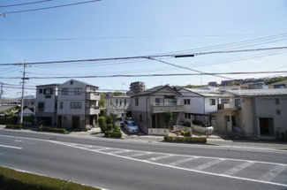 【展望】 | 【四季を感じる】
四季の移ろい・爽やかな青空や風を感じられ
自然を愉しめるパノラマビュー。
毎日の暮らしに余裕を感じさせてくれる、
遮る物の無い開放的な眺望を是非、ご堪能ください。