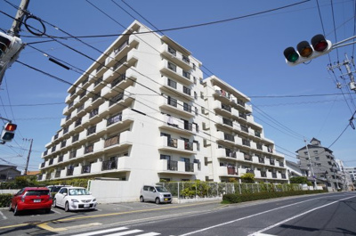 【外観】 | コープ野村西旭町 | 【耐震性】
耐震性の高さを判断するポイントは、
建築確認申請日が1981年6月1日以降の
新耐震基準に適合しているかどうか。
震度６程度の大地震でも
建物が崩壊しないレベルが基準になりました。