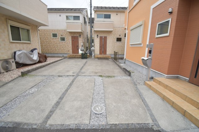 【駐車場】 | 小平市小川町1丁目 | 玄関前の駐車スペースは買い物帰りで荷物が多くても楽ですね。前面道路も広いので車庫入れもしやすいです。