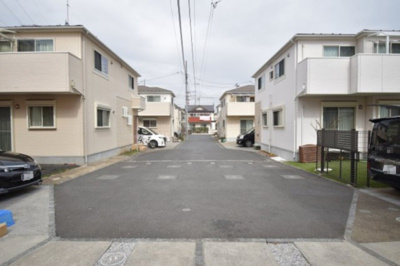 【前面道路含む現地写真】 | 小平市小川町1丁目 | 前面道路公道8メートルあります。運転が苦手な奥様でも楽々駐車可能です。