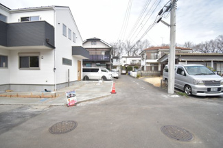 【前面道路含む現地写真】 | 前面道路は閑静な住宅地の通りとなるため、車通りは多くありません。 安心して車庫入れ可能。