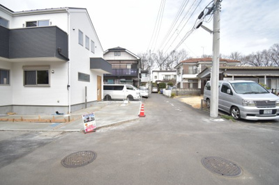 【前面道路含む現地写真】 | 立川市幸町1期　1号棟 | 前面道路は閑静な住宅地の通りとなるため、車通りは多くありません。 安心して車庫入れ可能。